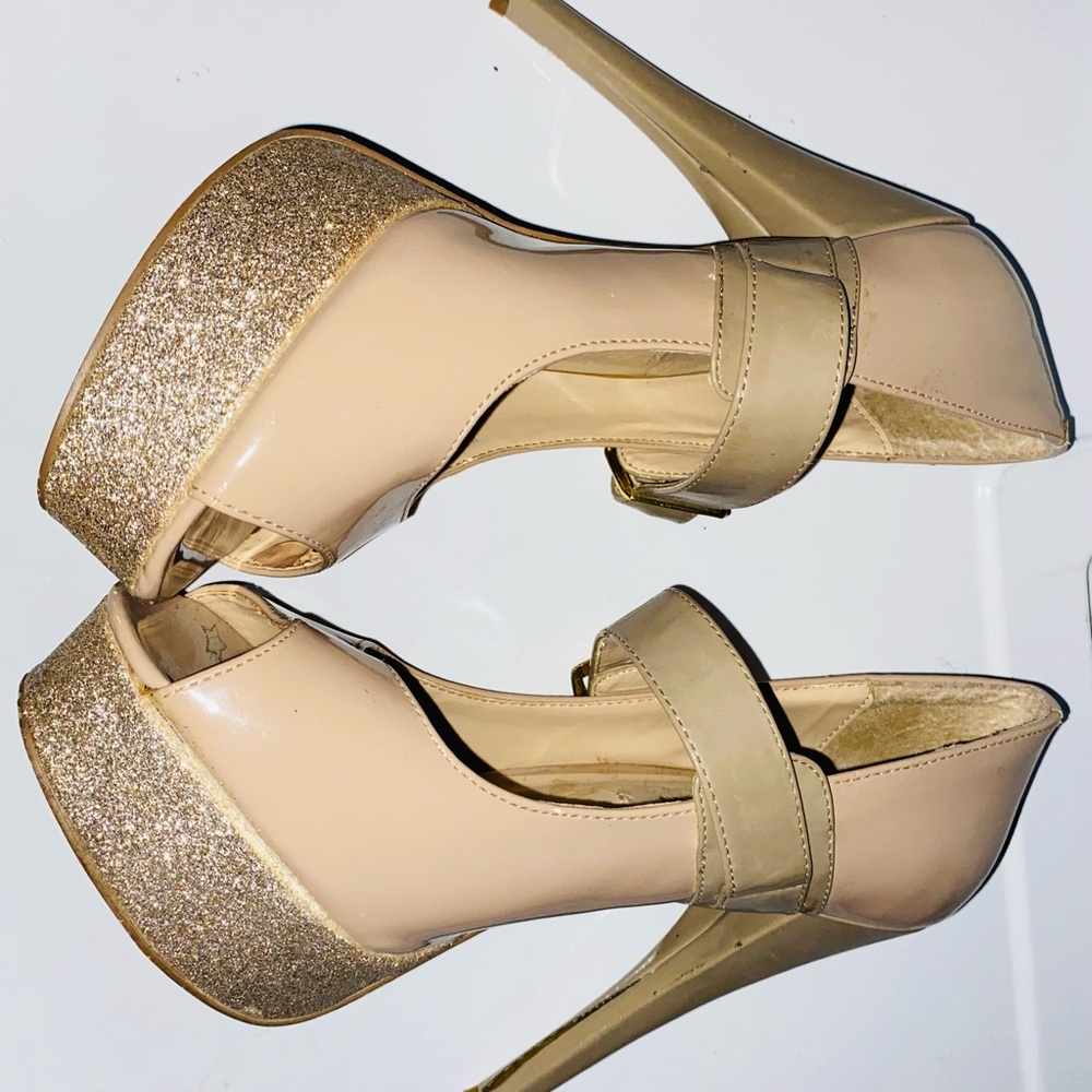 Steve Madden 8.5 Beige & Gold Open Platform Toe Strap Heels